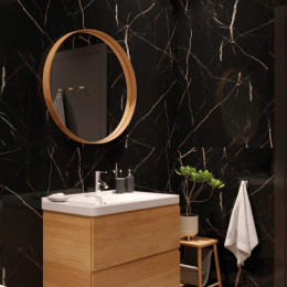 Calacatta Black: panel SPC brillante con vetas para un estilo elegante y moderno.