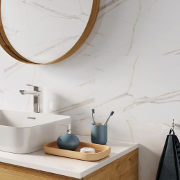 Panel SPC Calacatta White con vetas sutiles y acabado brillante para un look luminoso y elegante.