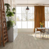 uelo laminado Quick-Step en tono Roble Viejo Gris Claro, ideal para espacios modernos y luminosos.