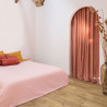 Laminado Quick-Step en tono Roble Natural Medianoche. Elegancia y resistencia para interiores modernos.